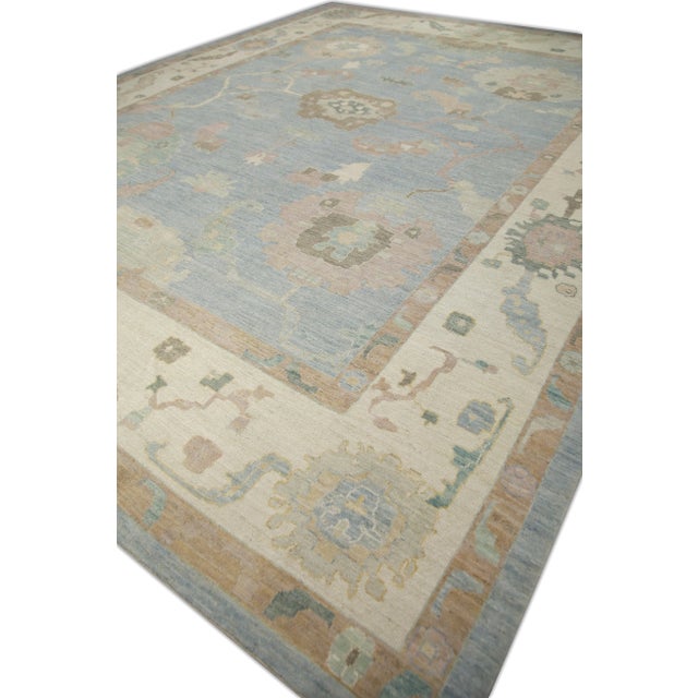 This modern Turkish Oushak rug is a stunning piece of art that has been handwoven using traditional techniques by skilled...