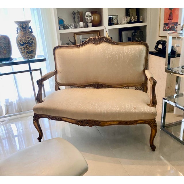 Wood Early 20th Century French Louis XV Style Giltwood Carved Settee in Cream Upholstery For Sale - Image 7 of 9