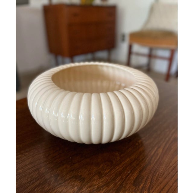 Ceramic 1970s Freeman McFarlin Potteries Fluted Ceramic Bowl For Sale - Image 7 of 8