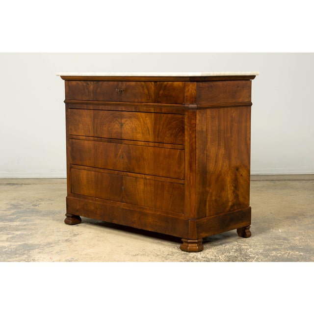 Mid-19th Century French Louis Philippe Walnut Commode With Carrara Marble Top For Sale In New York - Image 6 of 18