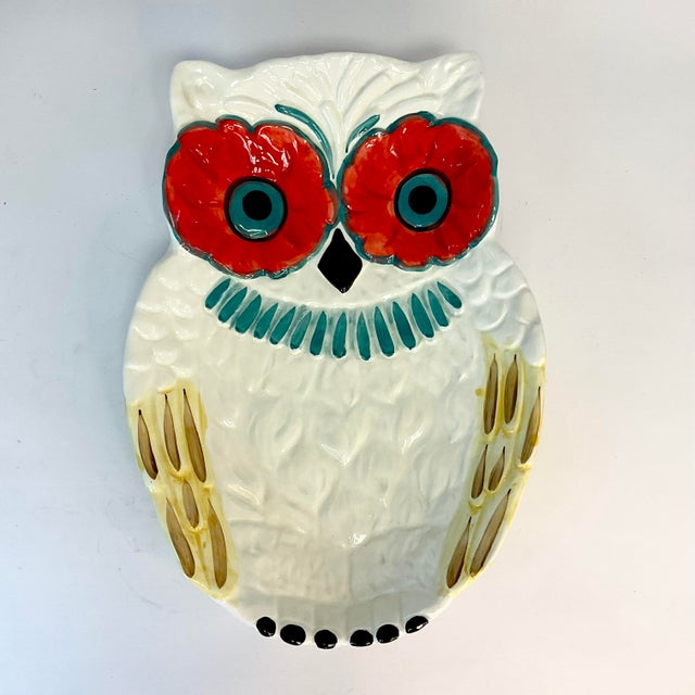 Offering a whimsical Americana Folk Art platter from the 1970s. This is a great size platter-bowl that you will love using...