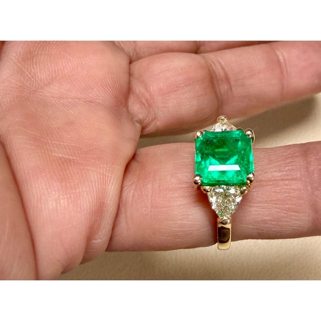 Modern 2.58 Ct Emerald Cut Colombian Emerald & 0.82 Ct Diamond Ring in 18k Yellow Gold For Sale - Image 3 of 8