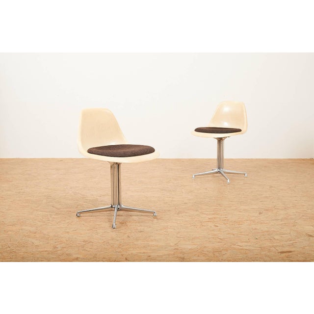 La Fonda Chair Chair Set in Chrome-Plated and Cast Aluminum Frame by Charles and Ray Eames for Vitra, 1961, Set of 2 For Sale - Image 11 of 11