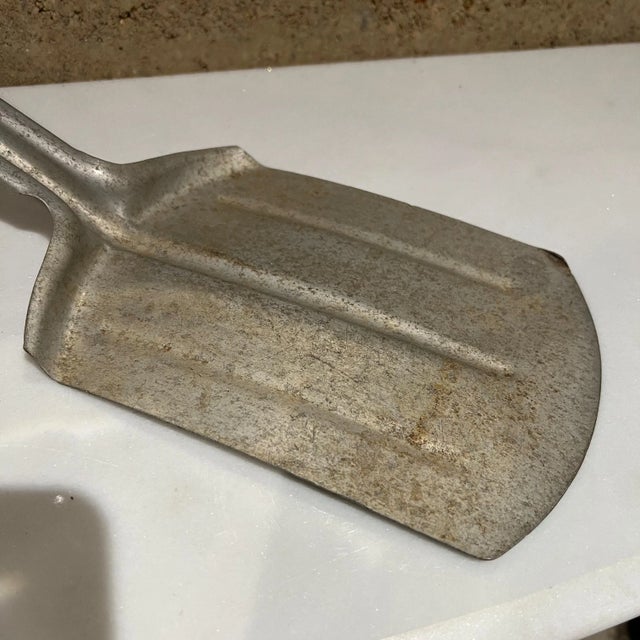 1950s Handy Shovel Ash Coal Fireplace Scoop Vintage Tool in Aluminum For Sale - Image 4 of 12