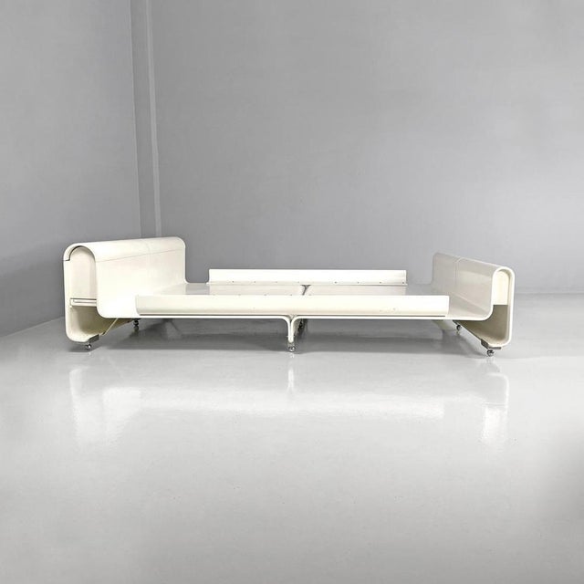 Italian Modern Double Bed in White Wood by Benatti, 1970s For Sale - Image 4 of 18