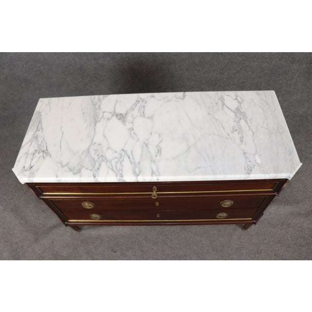French French Louis XVI Directoire Style Brass Mounted White Marble Top Commode For Sale - Image 3 of 17