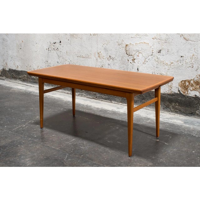 MCM Swedish table in Teak, 1960s. This clever coffee table converts to a game/dining table with an easy-to-use expandable...