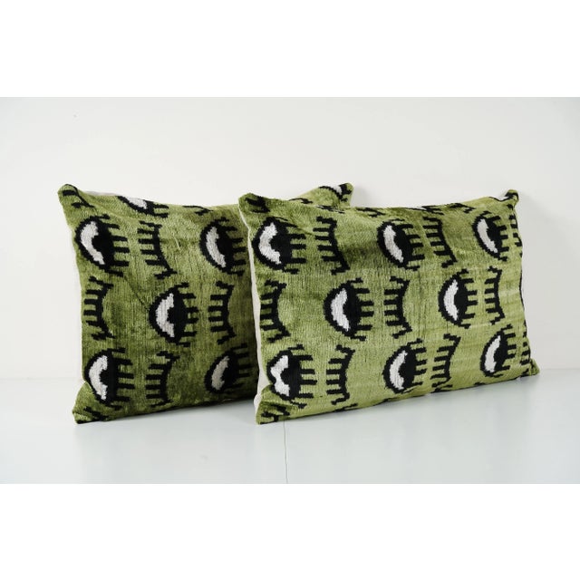 Eye Design Ikat Velvet Pillow Cover - A Pair For Sale - Image 4 of 5
