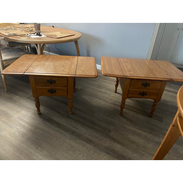 Late 20th Century Pair of Ethan Allen Heirloom Nutmeg Maple Drop-Leaf End Tables – Early American Colonial For Sale - Image 5 of 6