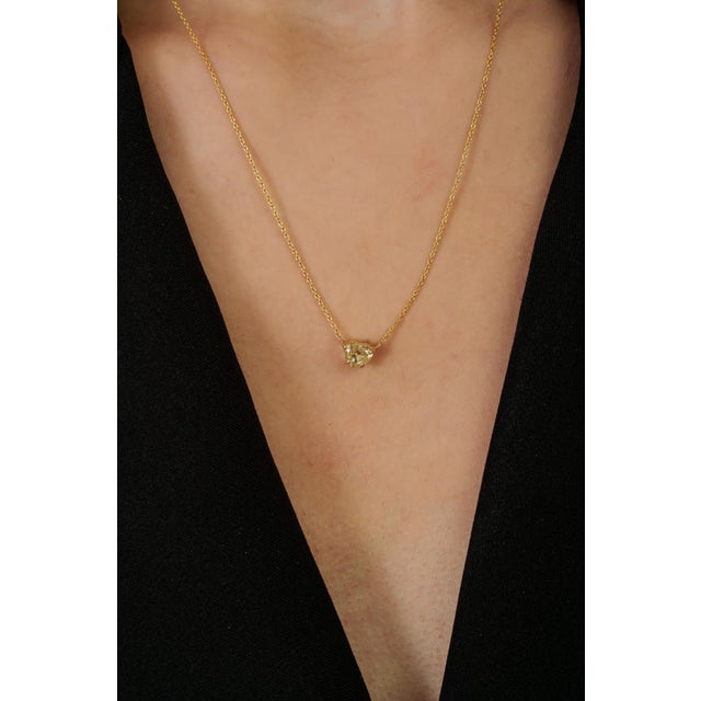 Mid-Century Modern Prong-Set 1Carat Natural Yellow Diamond Heart Necklace in 18k Yellow Gold For Sale - Image 3 of 17