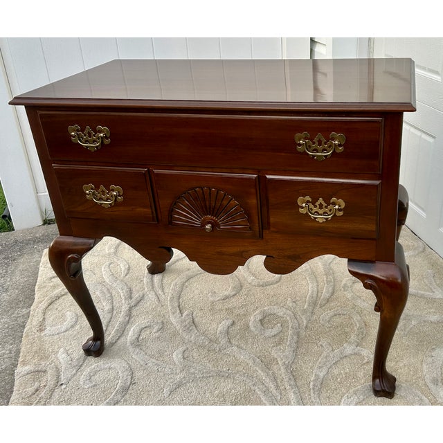 Ethan Allen Vtg. Ethan Allen Queen Anne Style Mahogany Four Drawer Lowboy For Sale - Image 4 of 15