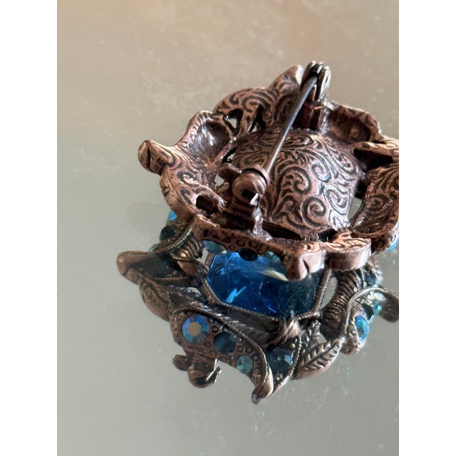 1970s 1970s Hollywood Regency Brooch With Tanzanite Rhinestones For Sale - Image 5 of 8