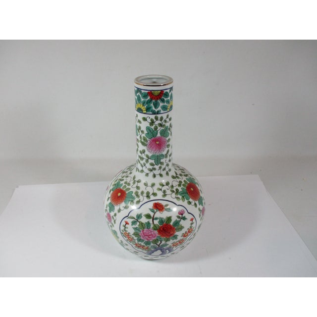 White Large Asian Hand Painted Bulbus Long Neck Vase For Sale - Image 8 of 8