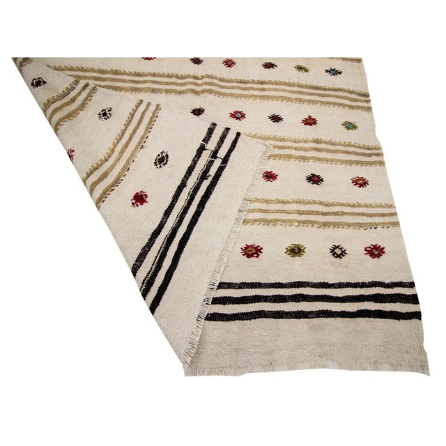 Mid 20th Century Turkish Embroidered Hemp Kilim Rug-4′5″ × 7′10″ For Sale - Image 5 of 7