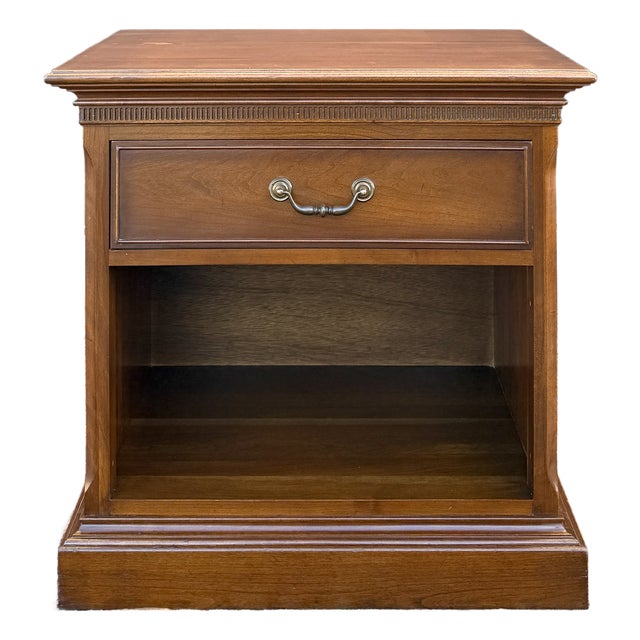1960s Ethan Allen Georgian Court Chippendale Cherry Nightstand With Drawer (11-5116 Sheffield) For Sale
