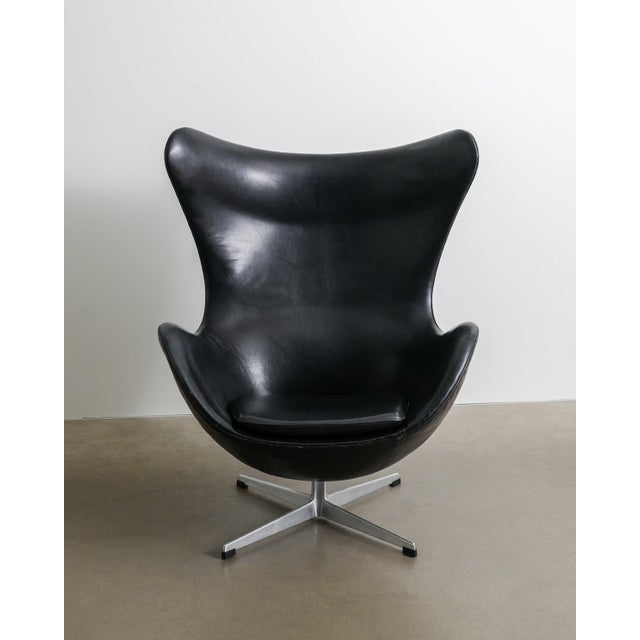 1960s Early Mid-Century Danish Black Leather 3317 / Egg Armchair by Arne Jacobsen for Fritz Hansen, 1964 For Sale - Image 5 of 10