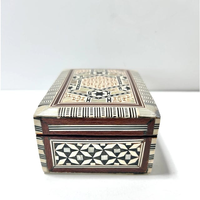 English Vintage Anglo-Indian Mosaic Inlay Jewelry Box – Moorish Mother of Pearl Trinket Casket For Sale - Image 3 of 8