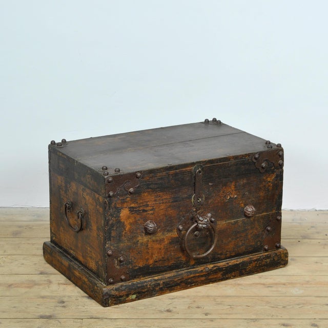 Antique Japanese Wooden Chest, 1890 For Sale - Image 3 of 17