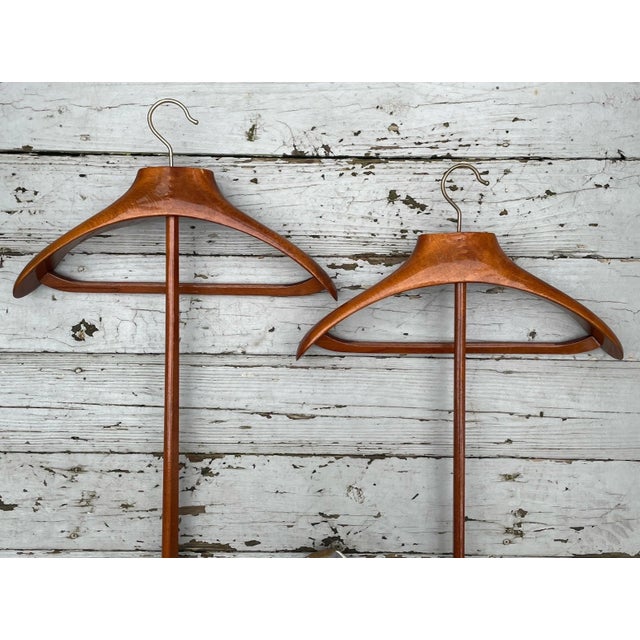 Pair of Mid 20th Century Mod Fratelli Reguitti Italian Dovetail Wooden Hanger W Pole For Sale - Image 11 of 12