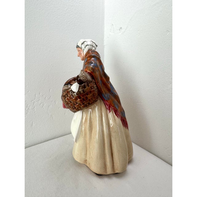 Farmhouse Vintage Royal Doulton Figurine ~ “The Grandma” ~ Hn 2052 For Sale - Image 3 of 12