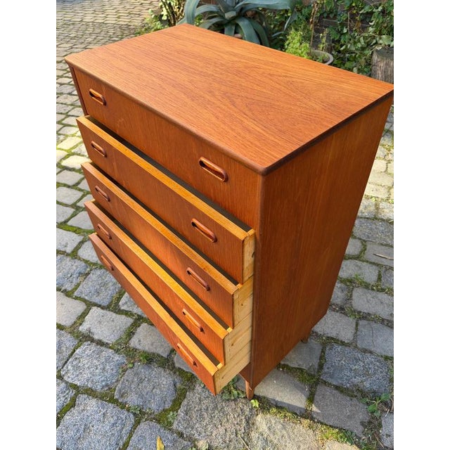 This teak chest of drawers from Kværndrup Møbelfabrik impresses with its precise craftsmanship and enduring design...