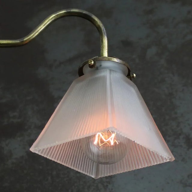 1950s English Square Frosted Reeded Glass and Brass Wall Sconce For Sale - Image 5 of 7