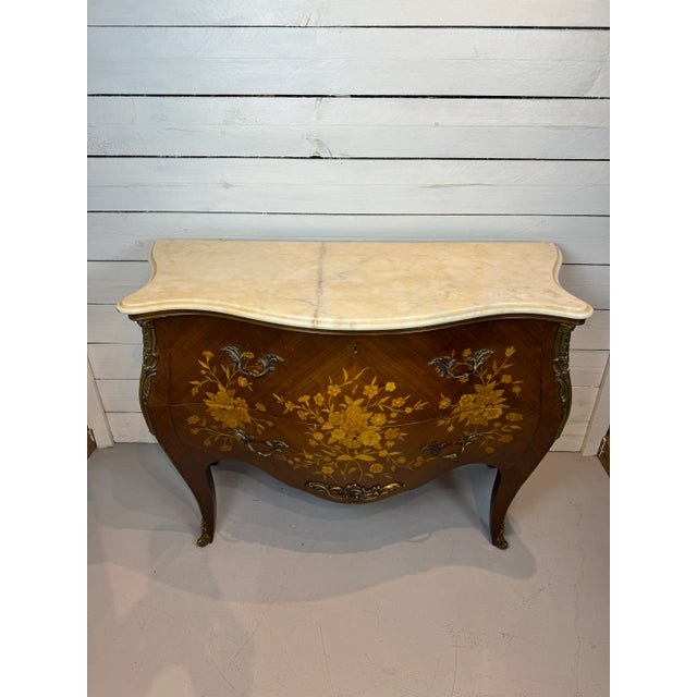 French Early 20th Century French Louis XV Bombe Commode With Marble Top, Ormolu Details For Sale - Image 3 of 12