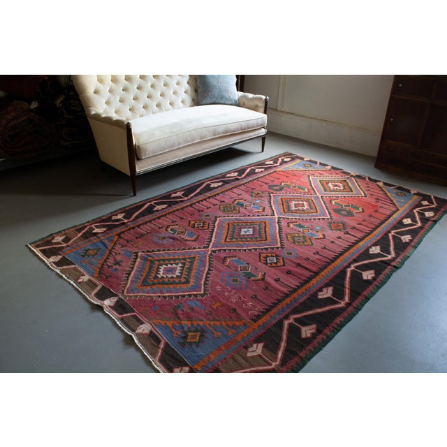 ✂ - - - - - m e a s u r e m e n t s: 6’1” x 9’7”, 185.42cm x 292.1cm, 13.45 Lbs C O L O R S Base: raspberry pink/red...