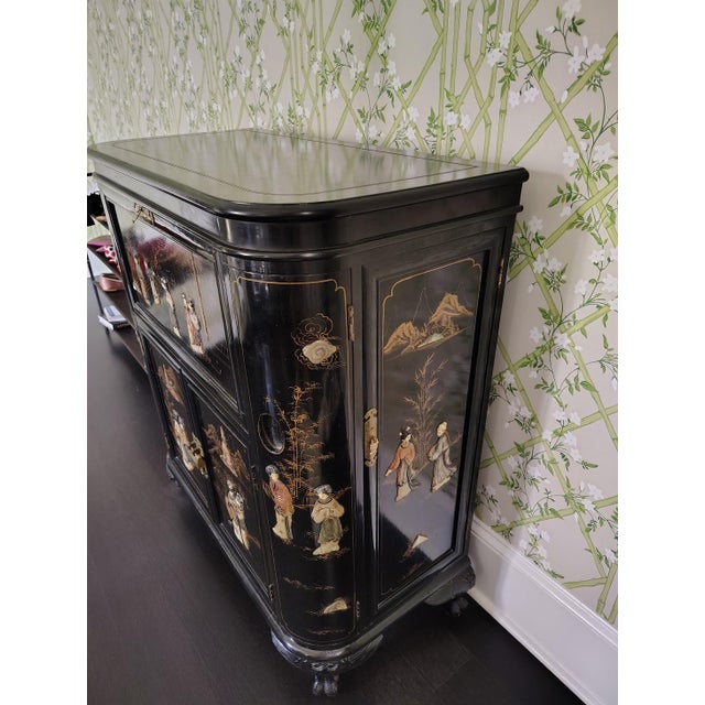 Chinoiserie 1970s Chinese Oriental Black Lacquer Mother of Pearl Figurine Decorated Liquor Cabinet For Sale - Image 3 of 6