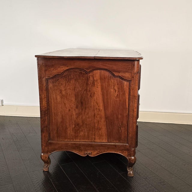 French Louis XVI Walnut Commode, Italy Circa 1790 For Sale - Image 3 of 10
