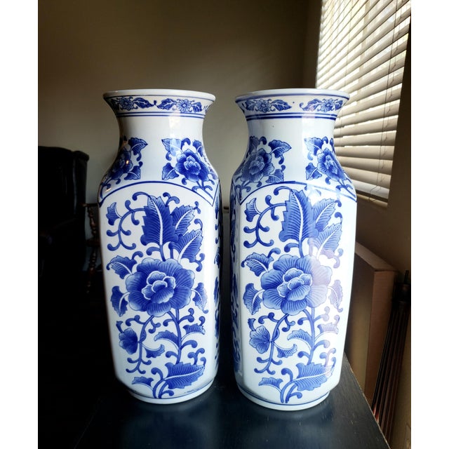 Late 20th Century Pair of Large 17.5" Vintage Blue & White Peony Chinoiserie Vases For Sale - Image 5 of 5