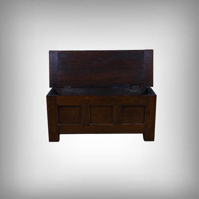 This chestnut bread bin, dating from the late 19th century, embodies the understated elegance of traditional furniture....