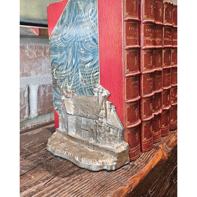 This vintage cast-iron bookend or doorstop features Sulgrave Manor, the ancestral home of George Washington in...