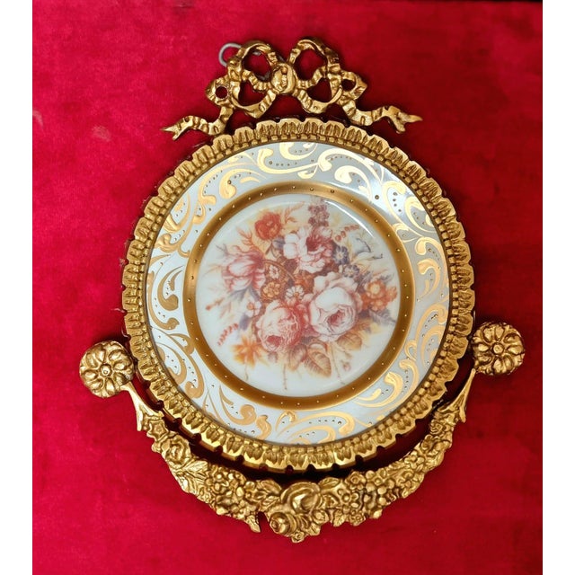 2020s Ornate Gold-Framed Rose Wall Décor – Set of 3 Baroque Ceramic Medallions in White & Gold For Sale - Image 5 of 5