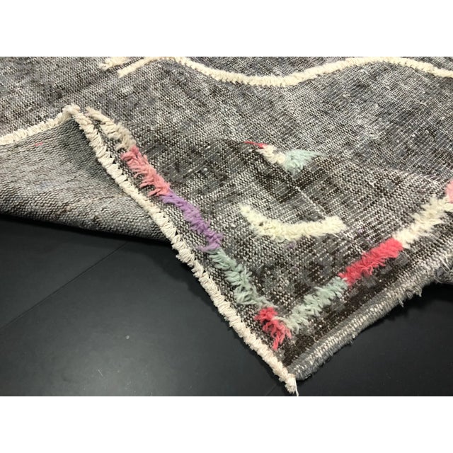 Gray 1960s Vintage Turkish Handmade Gray Area Rug For Sale - Image 8 of 11