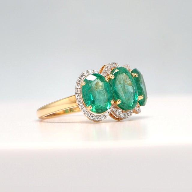Contemporary Three Stone Yellow Gold Natural Oval Emerald Ring With Natural Diamonds For Sale - Image 3 of 11