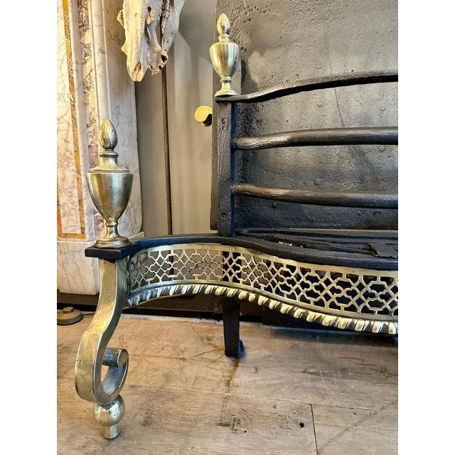 Early 19th Century Georgian Wrought Iron and Brass Fire Grate, 1810s For Sale - Image 6 of 10