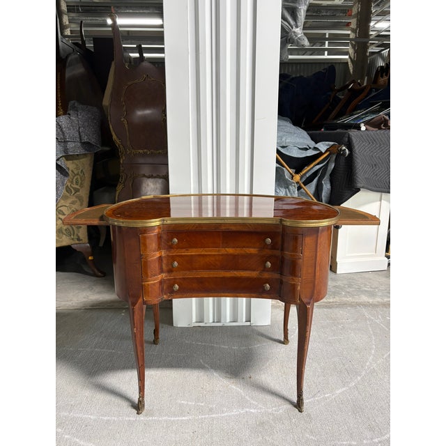 French French Style Kidney Shaped Writing Table or Bureau Plat, 20th Century For Sale - Image 3 of 8