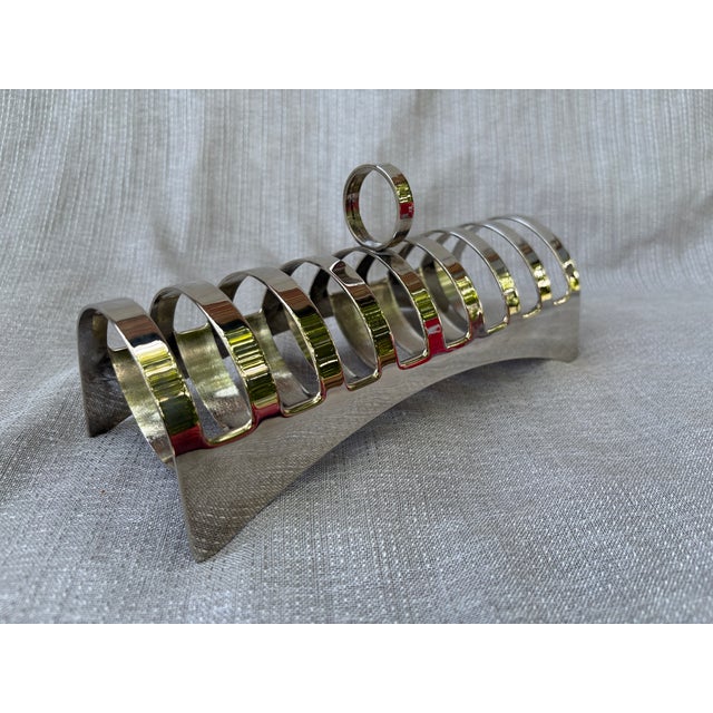 Elegant vintage, polished silver plate toast rack holder for 8 slices. Simple modernist look with a top loop handle and 8...
