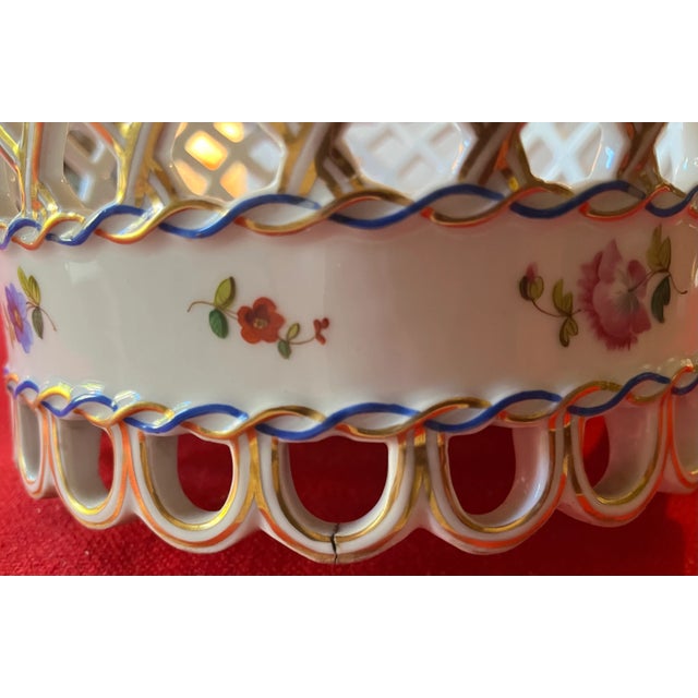 Antique Early 19th Century Old Paris Porcelain Reticulated Centerpiece Fruit Basket Decorated With Floral Sprig For Sale - Image 13 of 15