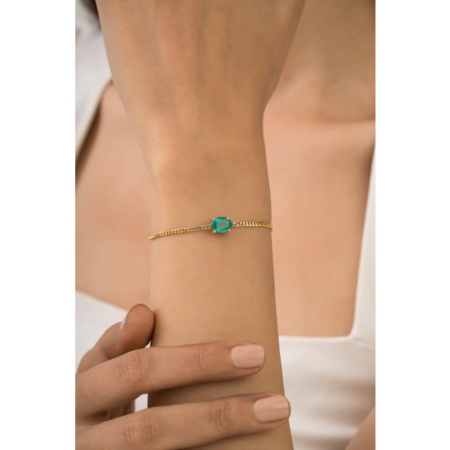 Mid-Century Modern 1.53ct Oval Prong Set Emerald Solitaire Chain Bracelet in 14k Yellow Gold For Sale - Image 3 of 14