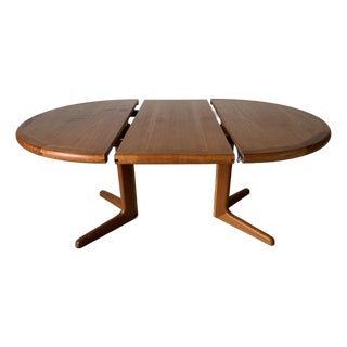 1970s Mid-Century Danish Modern Teak Expanding Round- Oval Dining Table For Sale