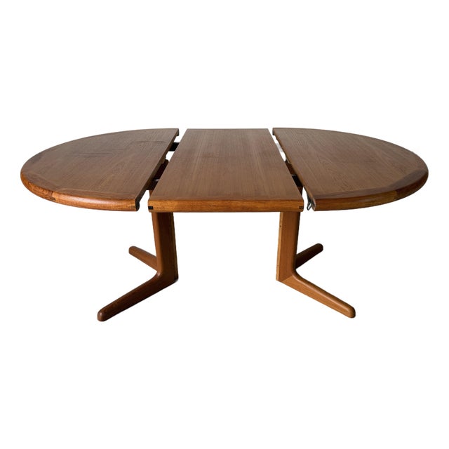 1970s Mid-Century Danish Modern Teak Expanding Round- Oval Dining Table For Sale