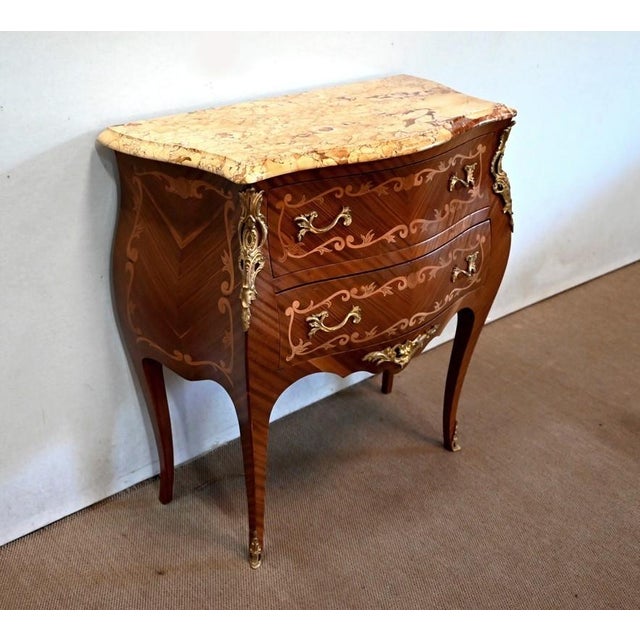 This Louis XV style jigsaw is summoned with a Brocatelle Terre de Siena marble, molded with a softened de-corbin. This...