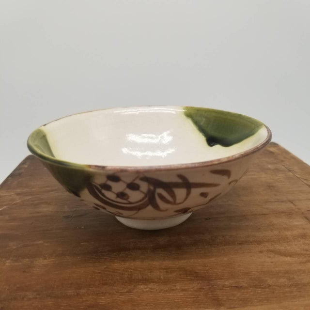 This is a vintage Japanese ceramic bowl featuring the maker’s mark “五陶” (Gotō) on the base. The bowl is crafted with...