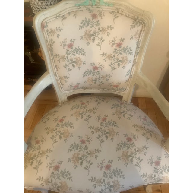 French Mid 20th Century Loius XVI Style White Wood Frame With Green Flowers Floral Upholstery For Sale - Image 3 of 7