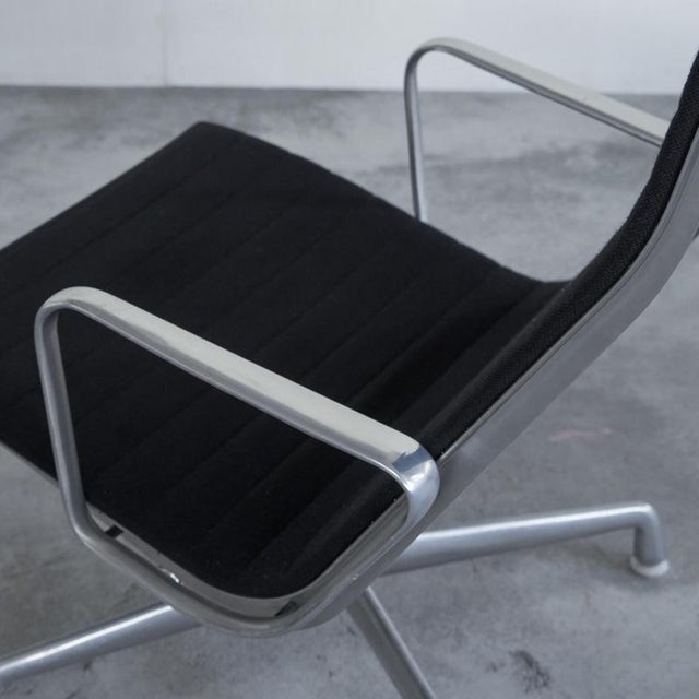 EA322 Swivel Lounge Chairs by Charles and Ray Eames for Herman Miller, 1984, Set of 2 For Sale - Image 4 of 14
