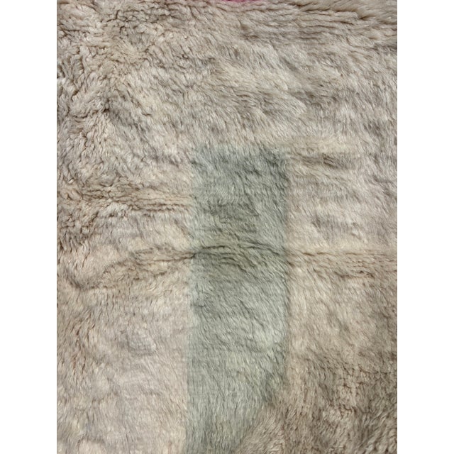 Mid-Century Modern Moroccan Beni Mrirt Rug in with Abstract Pattern, 2010s For Sale - Image 3 of 12