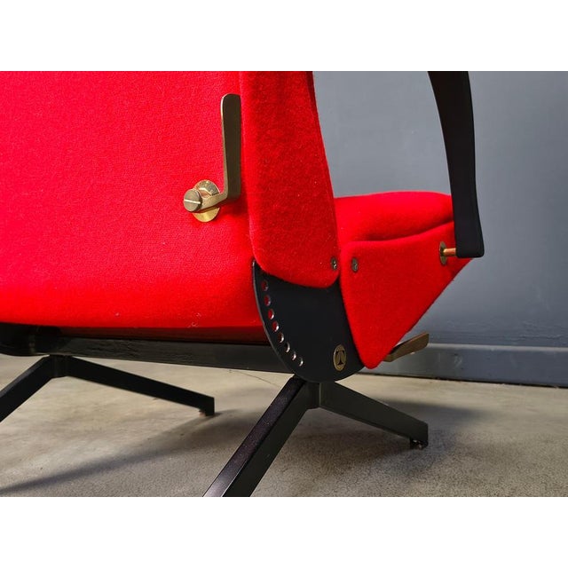 A design classic, this P40 reclining lounge chair designed by Osvaldo Borsani and produced by Tecno. Designed in 1950s,...