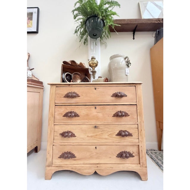 This 4‑drawer antique scrubbed pine chest is a study in early craftsmanship and quiet, enduring beauty. The surface has...